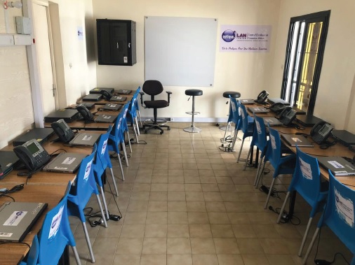 salle de cours avec materiel moderne pour apprendre la methodologie informatique